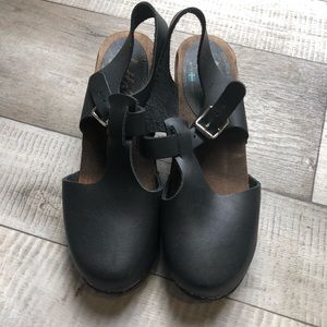 Lotta from Stockholm Highwood T-Bar Black on Brown Base